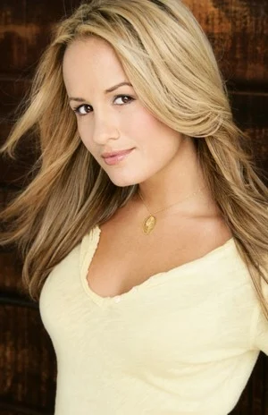 Jenn Brown height profile photo