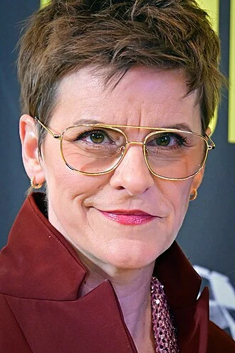 Jenn Colella height profile photo