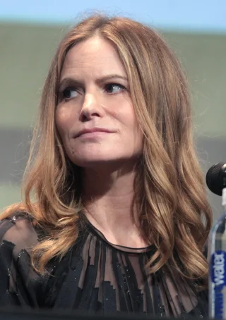 Jennifer Jason Leigh height profile photo