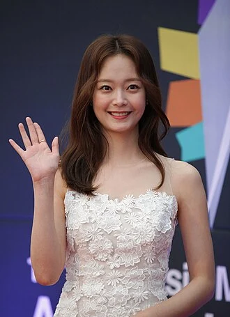 Jeon So-min height profile photo