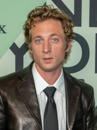 Jeremy Allen White height profile photo
