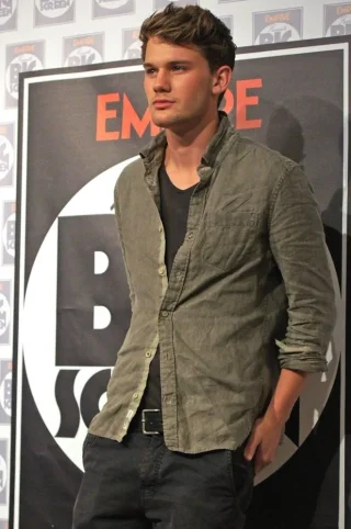 Jeremy Irvine height profile photo