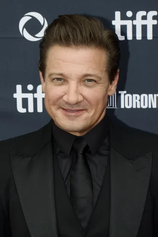 Jeremy Renner height profile photo