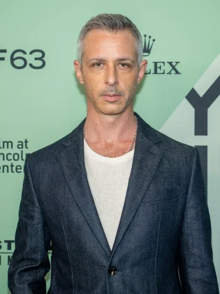 Jeremy Strong height profile photo
