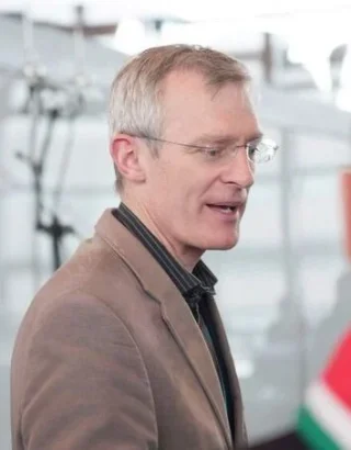 Jeremy Vine height profile photo