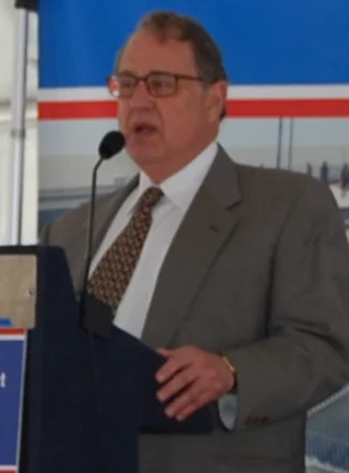 Jerry Reinsdorf height profile photo