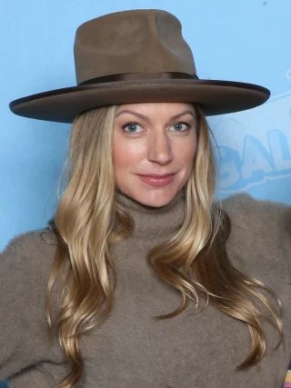 Jes Macallan height profile photo