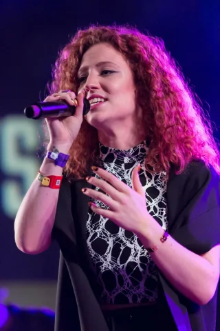 Jess Glynne height profile photo