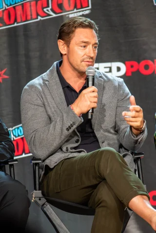 JJ Feild height profile photo