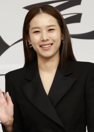 Jo Yoon-hee height profile photo