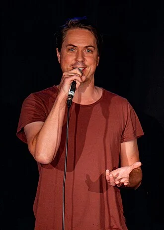 Joe Thomas (actor) height profile photo