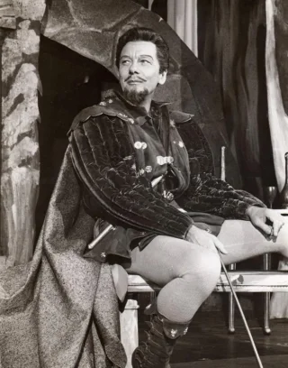 John Gielgud height profile photo