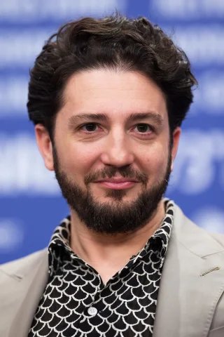 John Magaro height profile photo