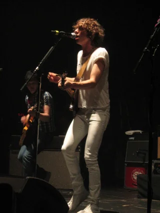Johnny Borrell height profile photo