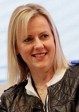 Jojo Moyes height profile photo