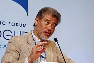 Jomo Kwame Sundaram height profile photo