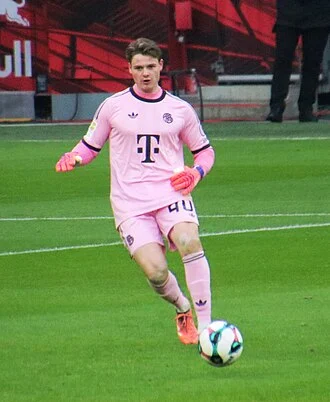 Jonas Urbig height profile photo