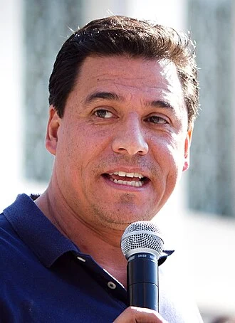 José Huizar height profile photo