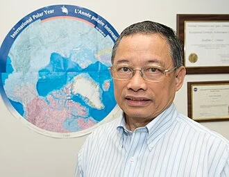 Josefino Comiso height profile photo