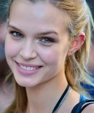 Josephine Skriver height profile photo