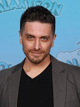 Josh Keaton height profile photo