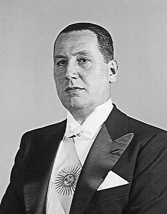 Juan Perón height profile photo