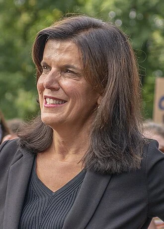 Julia Banks height profile photo
