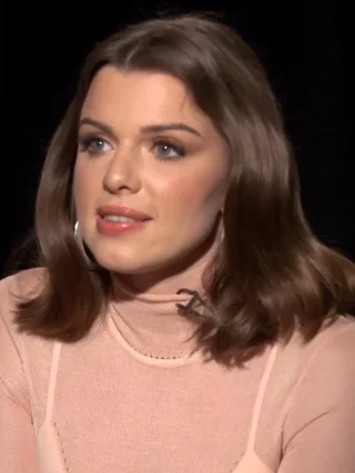 Julia Fox height profile photo