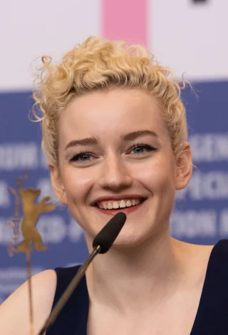 Julia Garner height profile photo