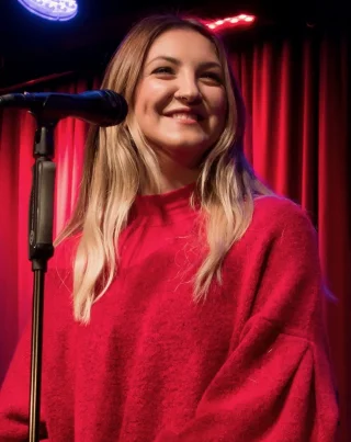 Julia Michaels height profile photo