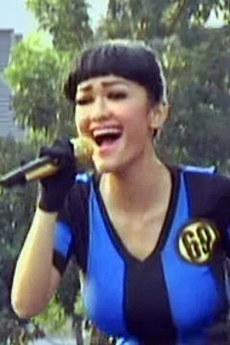 Julia Perez height profile photo