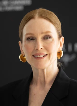 Julianne Moore height profile photo