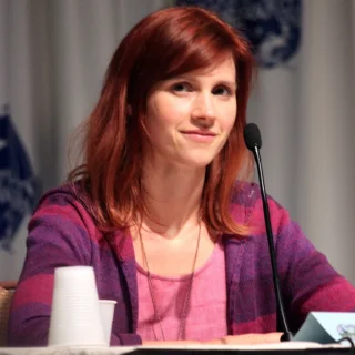 Julie McNiven height profile photo