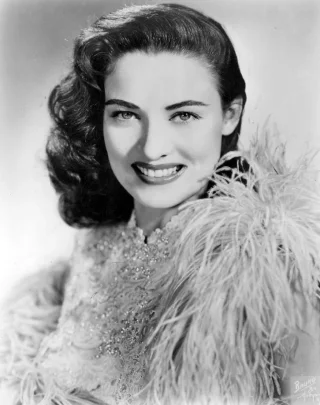 Julie Wilson height profile photo