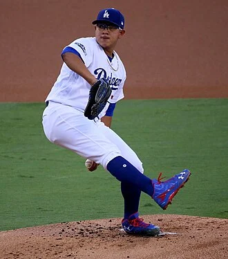 Julio Urías height profile photo