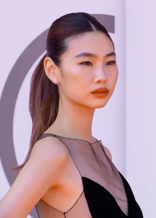 Jung Ho-yeon height profile photo