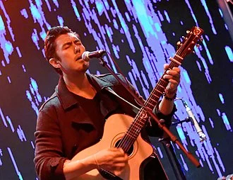 Justin Young (singer, born 1978) height profile photo