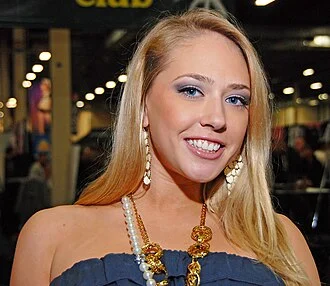 Kagney Linn Karter height profile photo