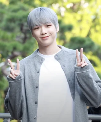 Kang Daniel height profile photo