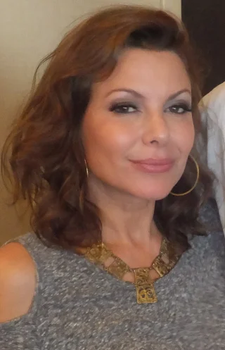Kari Wuhrer height profile photo