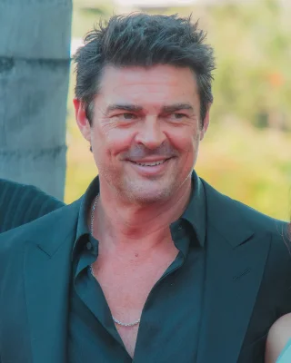 Karl Urban height profile photo