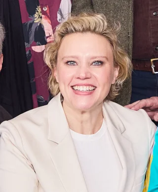Kate McKinnon height profile photo