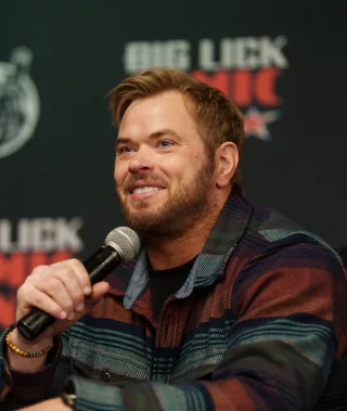 Kellan Lutz height profile photo