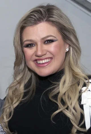 Kelly Clarkson height profile photo