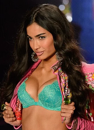 Kelly Gale height profile photo