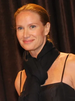 Kelly Lynch height profile photo