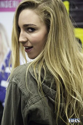 Kendra Sunderland height profile photo