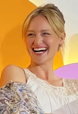 Kerry Bishé height profile photo