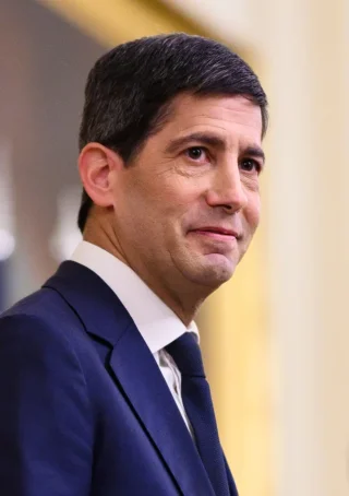 Kevin Warsh height profile photo