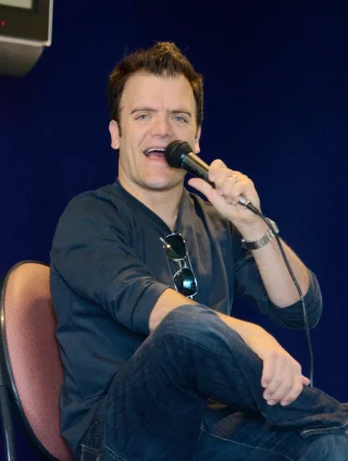 Kevin Weisman height profile photo